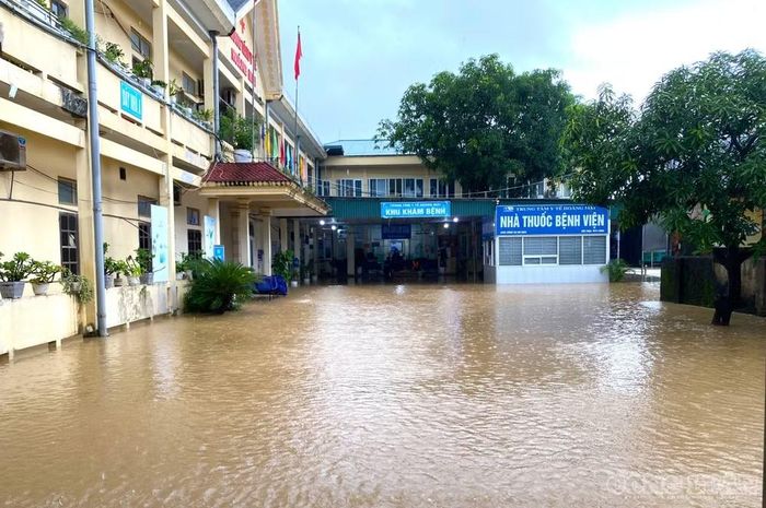 Mưa lớn khiến Trung tâm y tế Hoàng Mai bị ngập. Ảnh: Kim Long