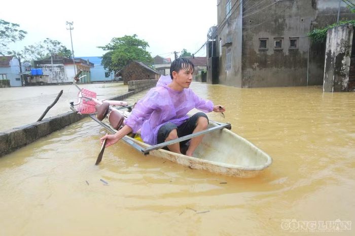 Tại những khu vực nước ngập sâu, người dân cũng tranh thủ vận chuyển đồ đạc bằng thuyền. Đây là cách để đưa những vật dụng cần thiết ra khỏi vùng ngập hoặc di chuyển đến vị trí cao hơn. Vừa chèo chiếc thuyền chở xe đạp, anh Tuấn cho biết, do nước ngập kéo dài, anh phải dùng thuyền vận chuyển xe đạp ra ngoài để ngày hôm sau con có phương tiện đi học.