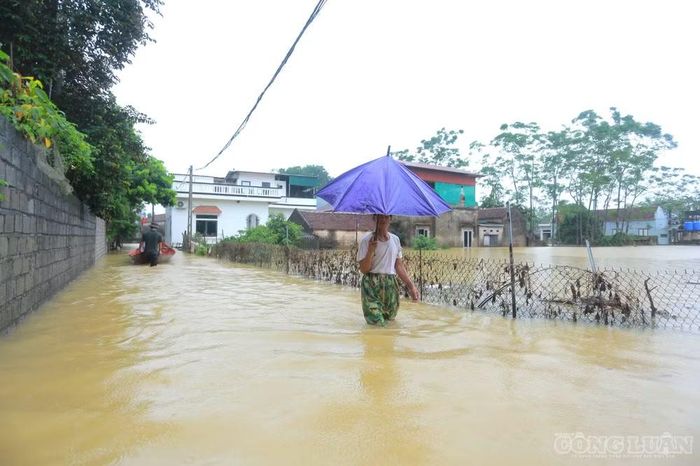 Tình trạng ngập kéo dài trong 3 ngày khiến cuộc sống của nhiều gia đình bị đảo lộn. Việc đi lại, vận chuyển đồ dùng, phương tiện và nhu yếu phẩm gặp nhiều trở ngại.