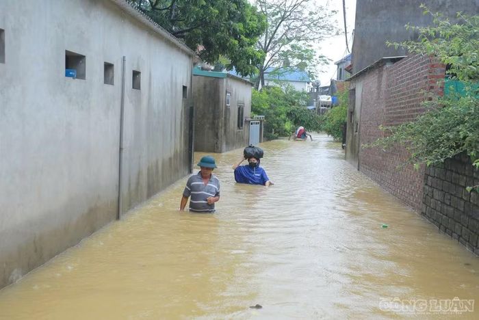 Những con đường vốn là lối đi quen thuộc hằng ngày nay trở thành những đoạn ngập sâu, ảnh hưởng đến việc đi lại và sinh hoạt của người dân.