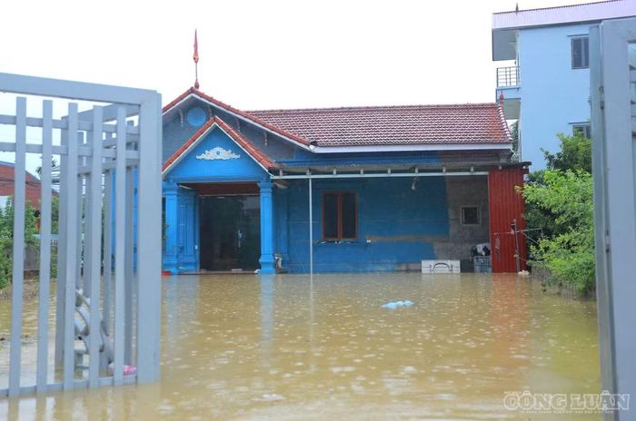 Nhiều ngôi nhà tại thôn Đồng Dâu vẫn chìm sâu trong nước.