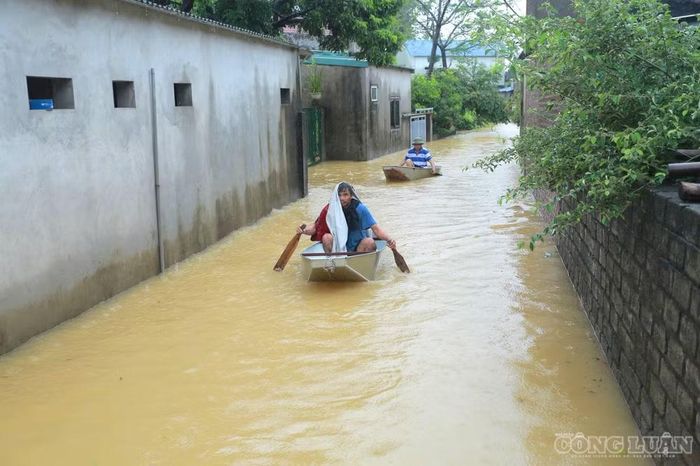 Để di chuyển qua các khu vực ngập, người dân phải sử dụng thuyền. Đây trở thành phương tiện chủ yếu để đi lại tại những đoạn đường nước ngập sâu.