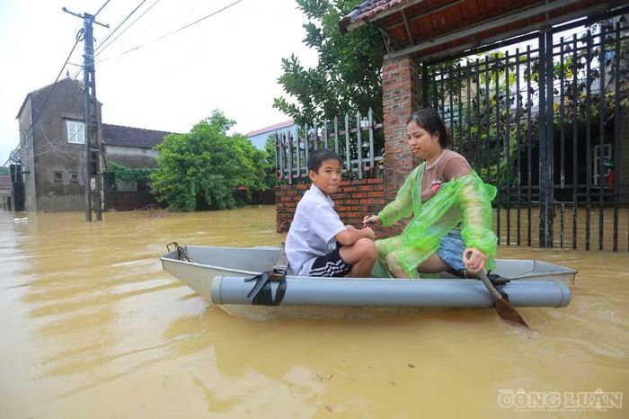 Tại khu vực bị ảnh hưởng, hầu hết trẻ em đã được gia đình sơ tán đến nơi an toàn. Trong khi đó, nhiều người dân vẫn ở lại để trông coi nhà cửa, tài sản và tiếp tục theo dõi tình hình ngập úng.