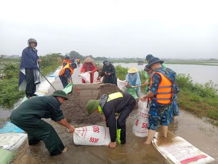 Được biết, trong thời gian tới, Lữ đoàn 28 tiếp tục phối hợp với chính quyền địa phương theo dõi diễn biến tình hình, duy trì lực lượng, phương tiện sẵn sàng ứng cứu, khắc phục hậu quả khi có thiên tai, bão lũ xảy ra, góp phần bảo đảm an toàn tính mạng và tài sản của nhân dân. Ảnh: H. Thuần