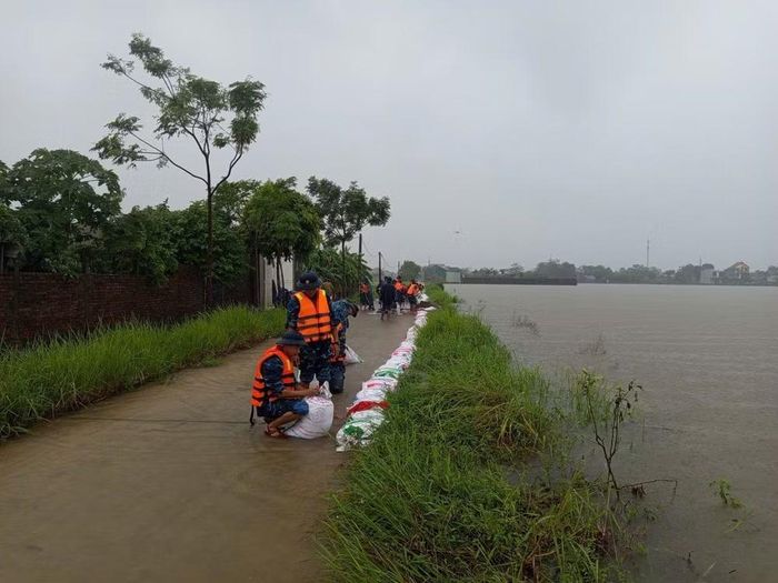 Với tinh thần khẩn trương, trách nhiệm, cán bộ, chiến sĩ Lữ đoàn 28 cùng lực lượng tại chỗ của địa phương đã tích cực triển khai các phương án ứng phó, góp phần khắc phục hậu quả do mưa lớn kéo dài, hạn chế nguy cơ ngập lụt và bảo vệ tài sản của người dân. Ảnh: H. Thuần