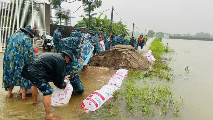 Trong ngày, lực lượng đã đóng được hơn 3.000 bao đất, cát; vận chuyển bao cát và đắp đê chống ngập với chiều dài hơn 2km bờ đê. Ảnh: H. Thuần