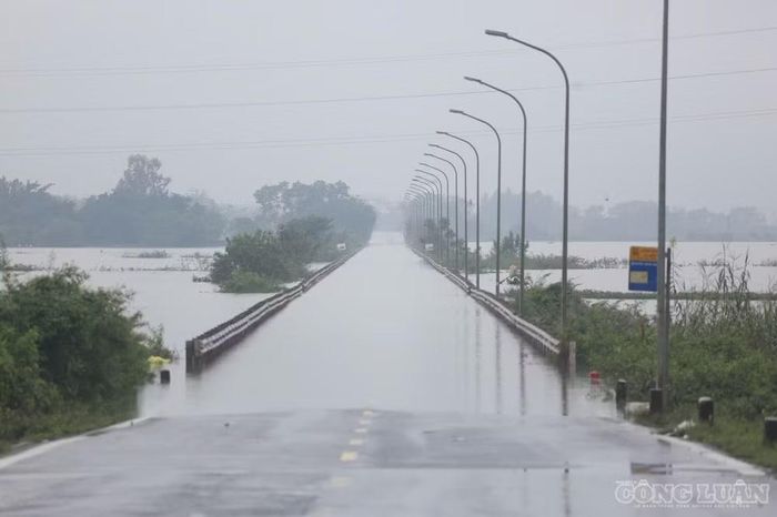 Nhiều tuyến đường ngập sâu, giao thông bị chia cắt. Ảnh: Quang Hùng