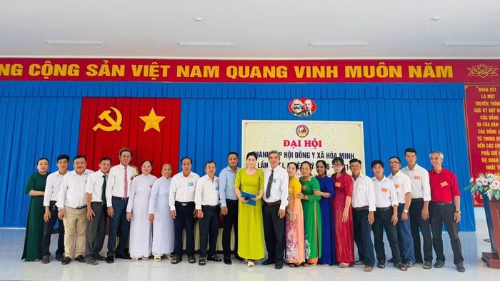  Đại diện các đơn vị đoàn thể cùng lãnh đạo chính quyền địa phương chụp hình lưu niệm tại buổi lễ. ﻿(Ảnh: Trí Trần) 