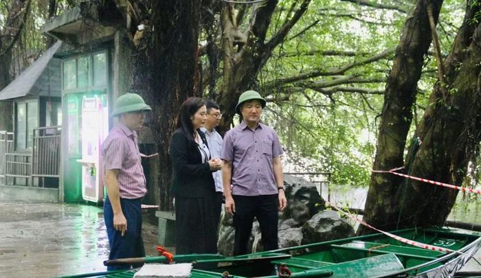 Ông Bùi Văn Mạnh, Giám đốc Sở Du lịch tỉnh Ninh Bình, kiểm tra các điều kiện an toàn tại Khu du lịch sinh thái Thung Nham. Ảnh: Minh Hải