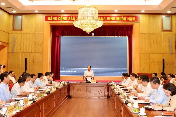 Quang cảnh buổi làm việc