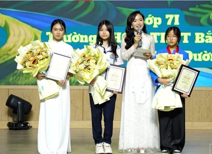 Ban tổ chức vinh danh 3 Đại sứ Văn hóa đọc tỉnh Lào Cai năm 2026 ở 3 cấp học. Ảnh: Tuấn Nam