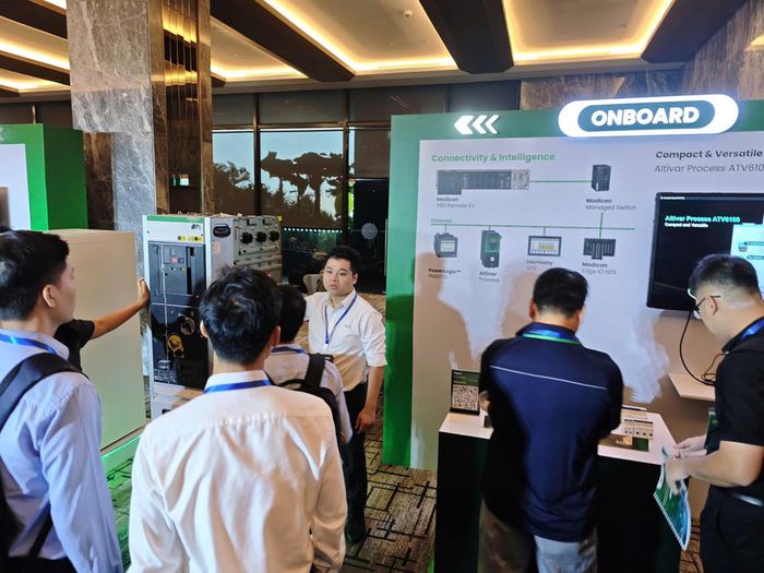 Các đại biểu tham quan tại Hội thảo.
