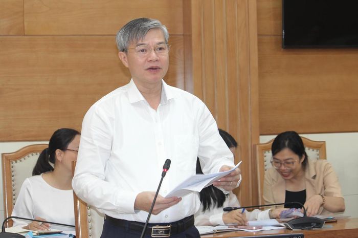Ông Mai Xuân Bình, Giám đốc Sở Tư pháp, Phó Chủ tịch Thường trực Hội đồng Phối hợp PBGDPL tỉnh Thanh Hóa báo cáo tại chương trình làm việc (Ảnh: Thiên Ý).