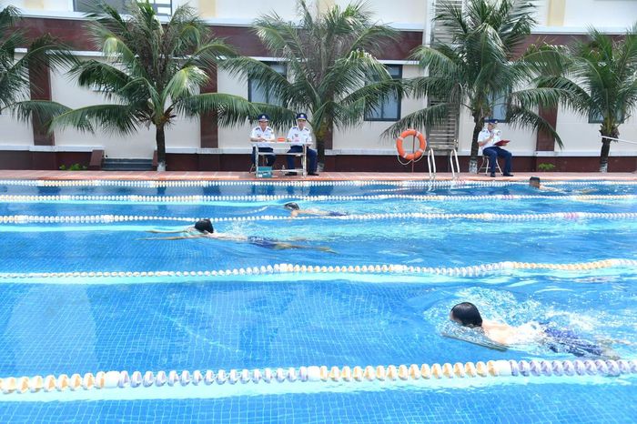 Kiểm tra nội dung bơi 300m trong Hội thi tàu, xuồng, xe tốt - Hội thao huấn luyện tàu năm 2026. Ảnh: Quang Vinh