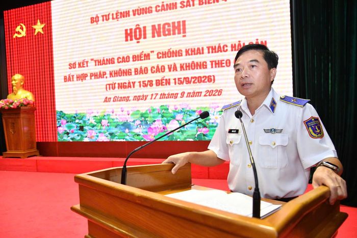 Thiếu tướng Đào Bá Việt, Tư lệnh Vùng Cảnh sát biển 4 chủ trì Hội nghị sơ kết “tháng cao điểm” chống khai thác IUU của BTL Vùng Cảnh sát biển 4. Ảnh: Quang Vinh