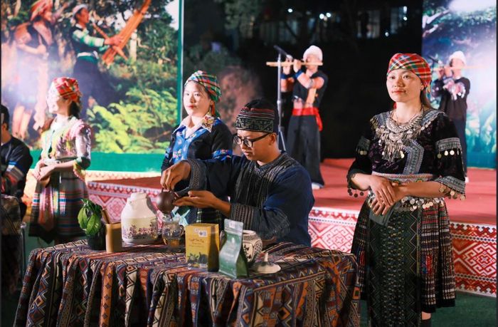 Thông qua Festival, các sản phẩm chè Shan tuyết và sản phẩm OCOP có thêm cơ hội quảng bá, kết nối tiêu thụ. (Ảnh: Nguyên Đức).