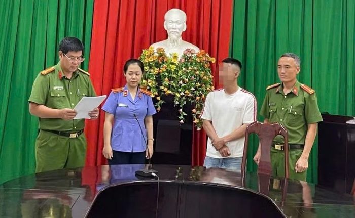 Cơ quan công an tống đạt các quyết định tố tụng đối với đối tượng Hà Hồng Đức. Ảnh: Công an Đắk Lắk.