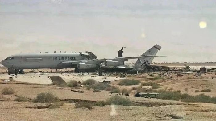 Chiếc Boeing E-3 Sentry bị phá hủy tại căn cứ không quân Prince Sultan ở Ả-rập Xê-út. (Ảnh: CBS News)