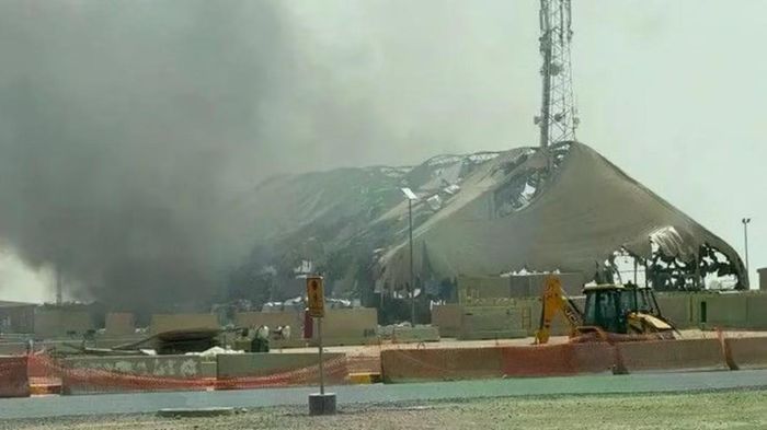 Khói bốc lên từ một công trình bị hư hại trong cuộc tấn công của Iran vào Trại Buehring ở Kuwait. (Ảnh: CBS News)