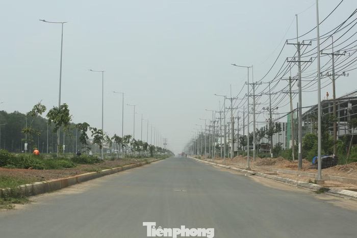 Từ giao lộ Hùng Vương đến Trung tâm hành chính phường Nhơn Trạch đã cơ bản xây dựng xong các hạng mục chính như nâng nền, trải thảm nhựa, trồng cây xanh, lắp đèn đường chỉ còn một số hạng mục nhỏ như làm vỉa hè đang trong giai đoạn thi công khẩn trương...