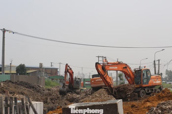 Theo ghi nhận ngày 15/9, đoạn đầu tuyến 25B giáp Quốc lộ 51 đến giao lộ đường Hùng Vương, phường Nhơn Trạch (khoảng 2km) đã giải tỏa mặt bằng xong. Hai bên đường đang trong quá trình xây dựng, đặt cống thoát nước, san lấp mặt bằng...