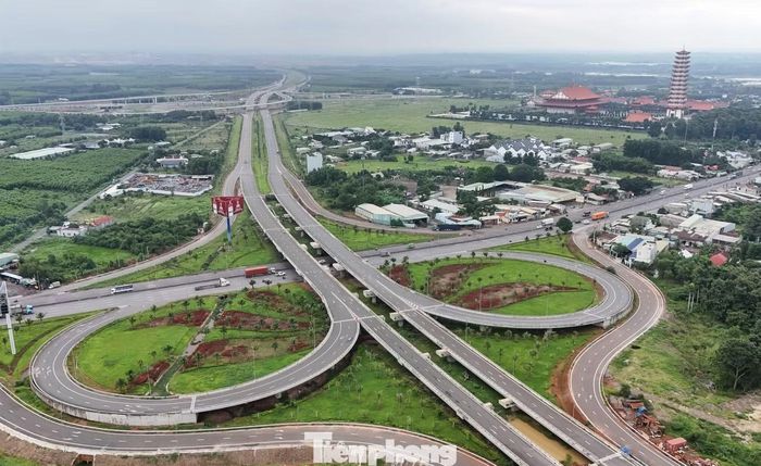 Song hành với dự án 25B là dự án 25C với 8 làn xe kết nối trực tiếp từ vành đai 3 - TPHCM vào sân bay Long Thành. Dự án đến nay cũng chỉ còn thi công những hạng mục cuối cùng. Theo ghi nhận đoạn từ sân bay Long Thành đến Quốc lộ 51 (phường Long Phước) đã hoàn thiện.