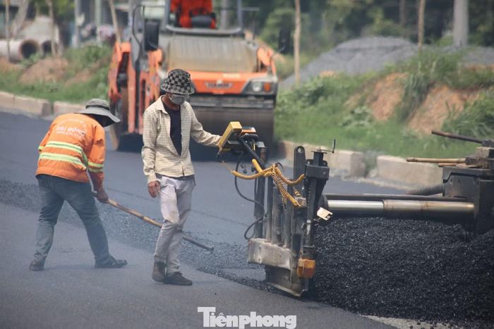 Người và máy tất bật thảm nhựa trên công trường dự án 25B