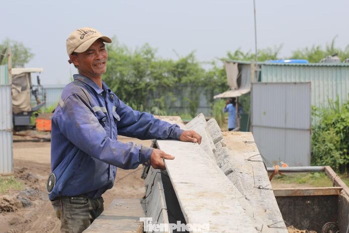 Ông Nguyễn Văn Thắng - công nhân trên công trường - cho biết, nhà thầu yêu cầu làm xuyên ngày nghỉ kể cả chủ nhật, mỗi ngày công nhân trên công trường luân phiên làm việc từ 6h-19h cho kịp tiến độ thi công.