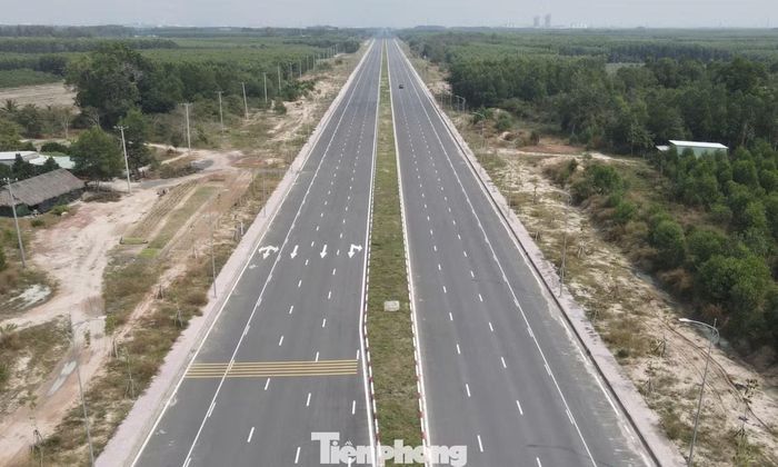 Từ nút giao Hương lộ 19 đến Vành đai 3 - TPHCM, đường Hùng Vương (xã Phước An) đã cơ bản hoàn thành với 8 làn xe. Hiện tại, dự án chỉ còn hạng mục nút giao với Vành đai 3 - TPHCM đang tiến hành thảm nhựa.