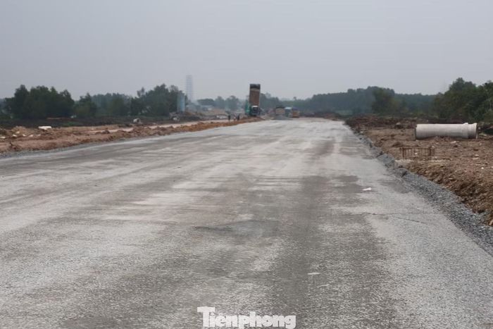 Đoạn từ Quốc lộ 51 tới nút giao đường Hương lộ 19 (khoảng 3 km) đang thi công tăng tốc để kịp thông xe toàn tuyến vào cuối năm 2026. Đoạn trên được đánh giá đi qua địa hình đất yếu, chủ yếu là sình lầy. Dù gặp nhiều khó khăn song nhà thầu đã hoàn thành việc san lấp, đặt cống thoát nước và đang trong quá trình trải đá, lu nèn.