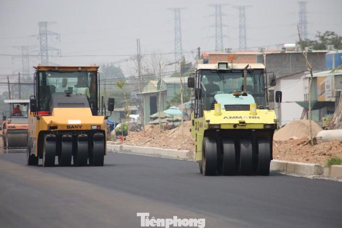 Dự án nâng cấp mở rộng đường 25B (đường Tôn Đức Thắng) đoạn từ Quốc lộ 51 đến trung tâm phường Nhơn Trạch đang chạy đua tiến độ để cùng dự án sân bay Long Thành về đích vào cuối năm.
