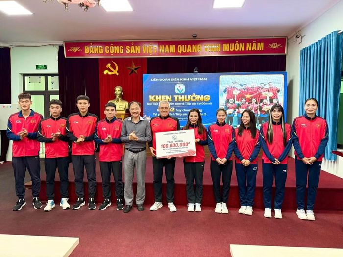 Liên đoàn Điền kinh Việt Nam trao thưởng cho hai đội tiếp sức 4x400m nam và 4x400m nữ giành HCV tại Giải vô địch tiếp sức châu Á 2026.