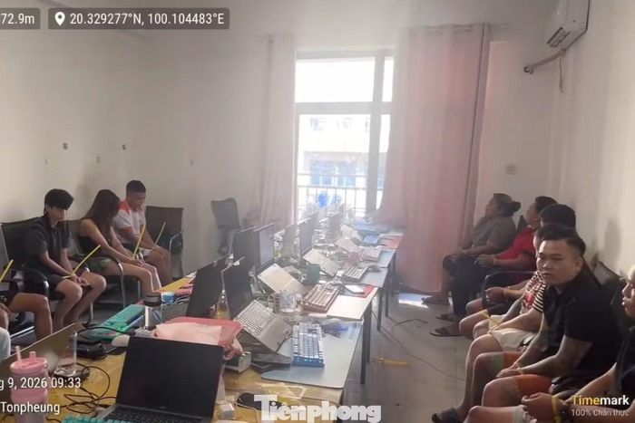 Các đối tượng cùng tang vật tại hiện trường thời điểm Ban chuyên án đột kích. Ảnh: Tống Huệ.