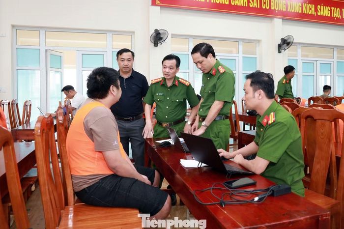 Đại tá Trần Quốc Huy - Phó Giám đốc Công an tỉnh Lào Cai trực tiếp đấu tranh với đối tượng trong đường dây.