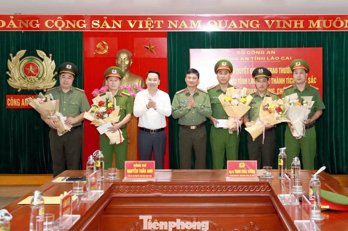 UBND tỉnh Lào Cai trao thưởng cho Ban chuyên án.