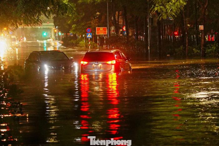 Một ô tô chết máy khi đi qua đoạn ngập, chủ phương tiện phải gọi cứu hộ giữa đêm.