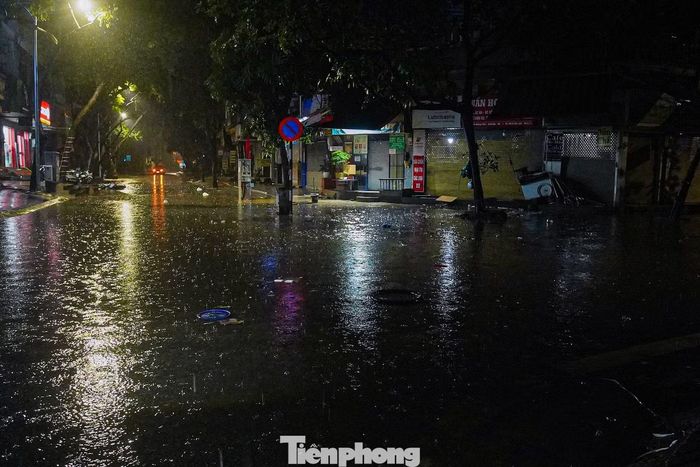 Tại nút giao Trần Quang Diệu - Võ Văn Dũng, nước ngập trên nhiều hướng, gây khó khăn cho các phương tiện qua khu vực.