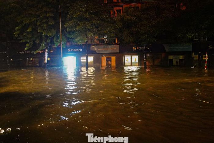 Khoảng 4h sáng, phố Thái Hà mênh mông nước. Tại một số vị trí, nước dâng cao, tràn lên vỉa hè.