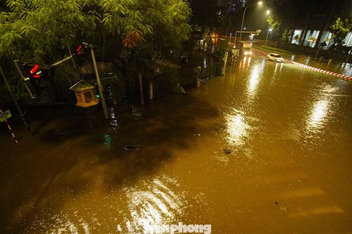 Cùng thời điểm, khu vực nút giao Láng Hạ - Huỳnh Thúc Kháng ngập trên diện rộng, nước phủ kín nhiều hướng lưu thông.