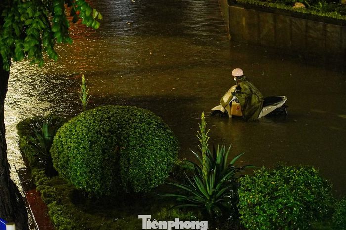 Với xe máy, việc di chuyển khó khăn hơn khi nhiều đoạn nước dâng gần hết bánh xe. Một số phương tiện chết máy giữa đường.