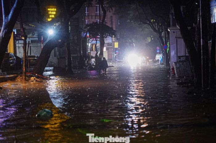 Phố Thái Thịnh "thành sông" sau cơn mưa dai dẳng suốt đêm.