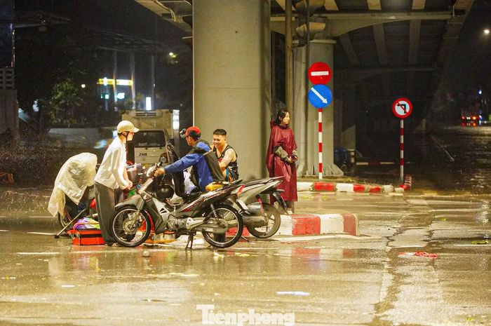 Người dân "cứu" xe bị chết máy sau khi băng qua đoạn ngập nước trong đêm.