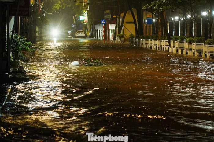 Phố Đặng Tiến Đông chìm trong biển nước.