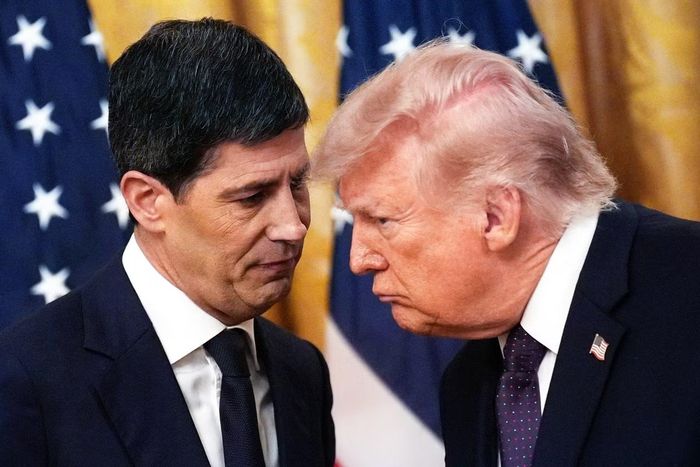 Chủ tịch Fed Kevin Warsh đã tham gia vào quyết định mang tính đồng thuận, qua đó gián tiếp thừa nhận việc chính quyền Trump không thể kiểm soát lạm phát. Ảnh: NBC News.