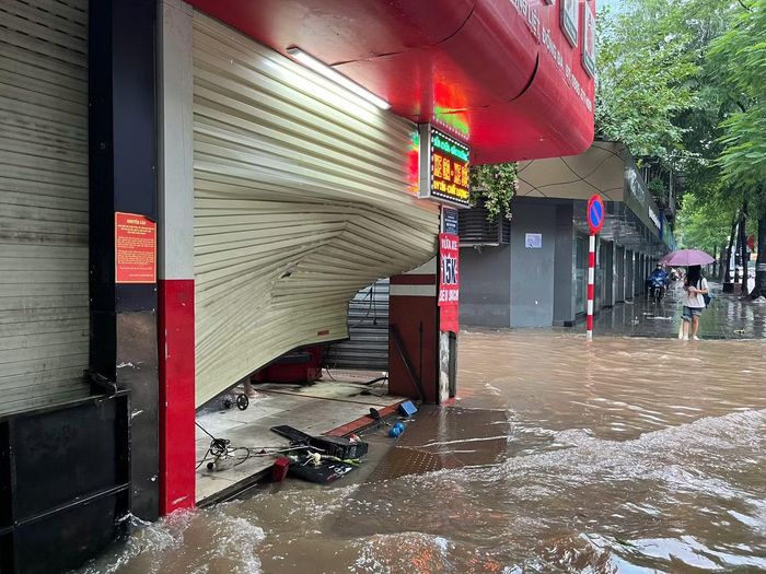 Những ngày qua, Hà Nội liên tục mưa. Đỉnh điểm vào đêm ngày 16, sáng ngày 17/9, nhiều khu vực ghi nhận lượng mưa trên 150 mm, trong đó Từ Liêm gần 200 mm, Hai Bà Trưng 190 mm, Cầu Giấy 182 mm.