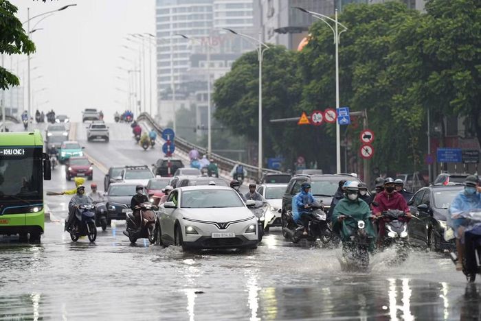 Người dân khu vực Nam An Khánh trầy trật tìm đường đi làm sáng nay.
