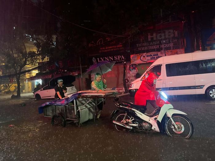 Mưa lớn trong đêm ngày 16 và sáng ngày 17/9 gây ngập úng cục bộ nhiều tuyến đường Hà Nội.