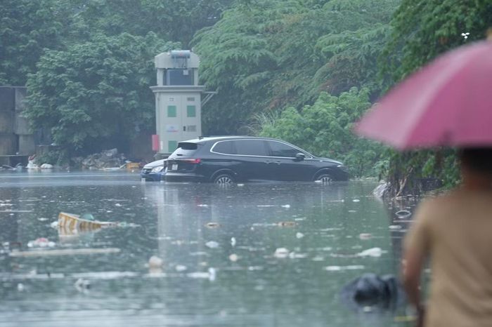 Ngập úng tại các tuyến đường như Thái Hà, Thái Thịnh, Miếu Đầm...