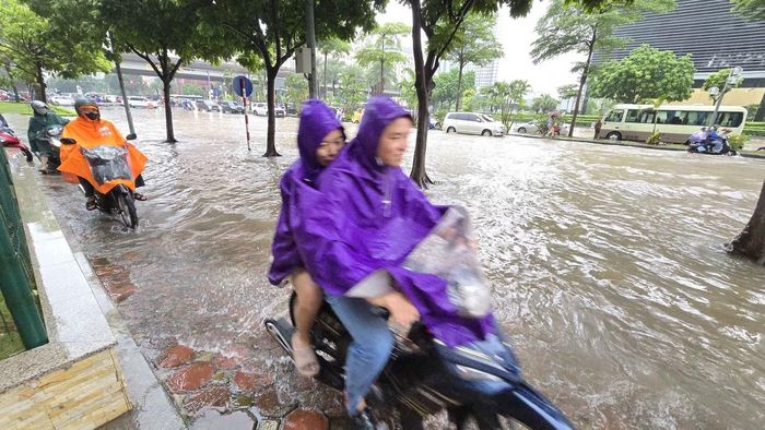  Nước ngập sâu tại ngã tư Keangnam (nút giao Dương Đình Nghệ - Phạm Hùng), nhiều phương tiện cố leo lên vỉa hè để thoát thân nhưng vẫn bị mắc kẹt. 