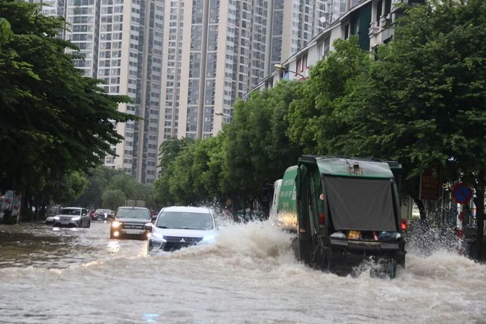 Sau cơn mưa lớn, khu vực xã An Khánh xảy ra ngập sâu khoảng 40 - 50cm, các phương tiện di chuyển khó khăn.